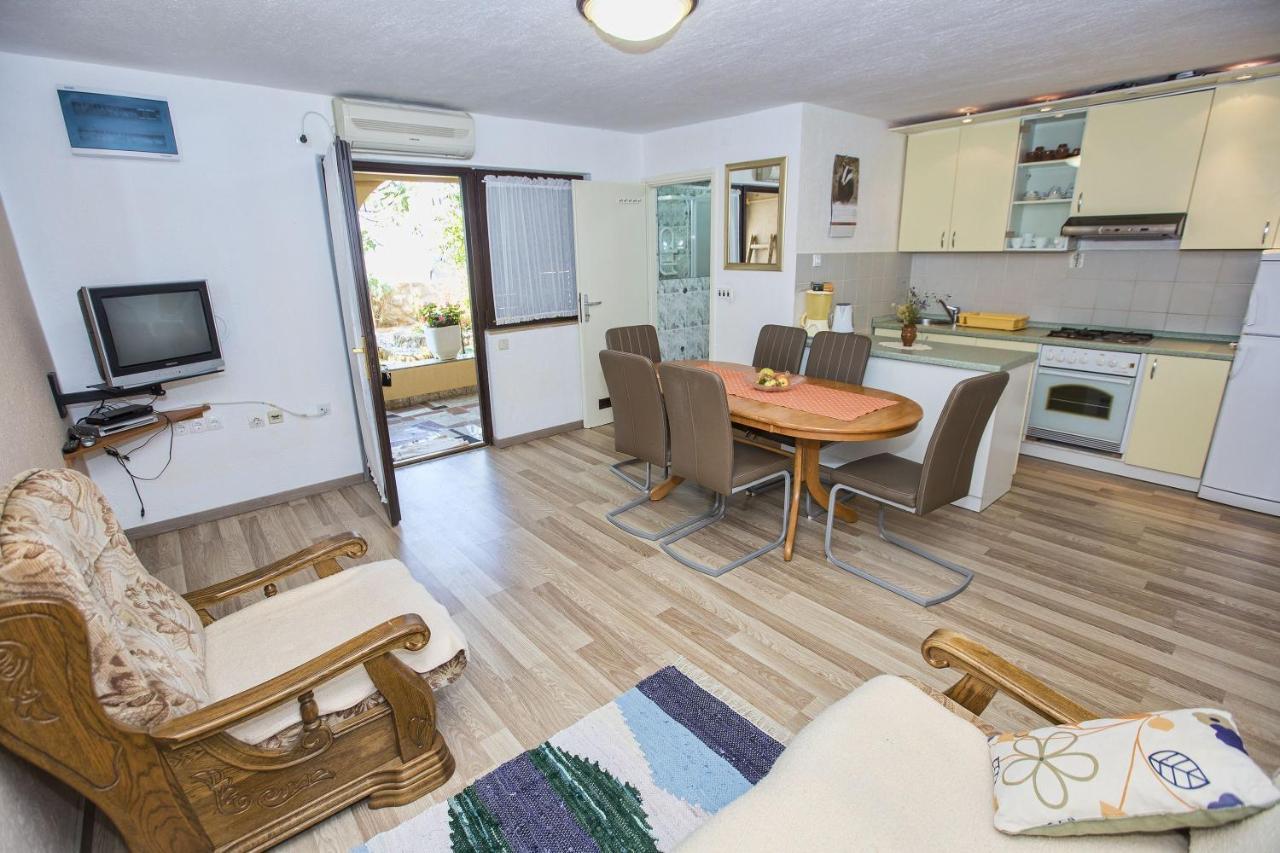 Apartmani Marijana Cesarica Exterior photo